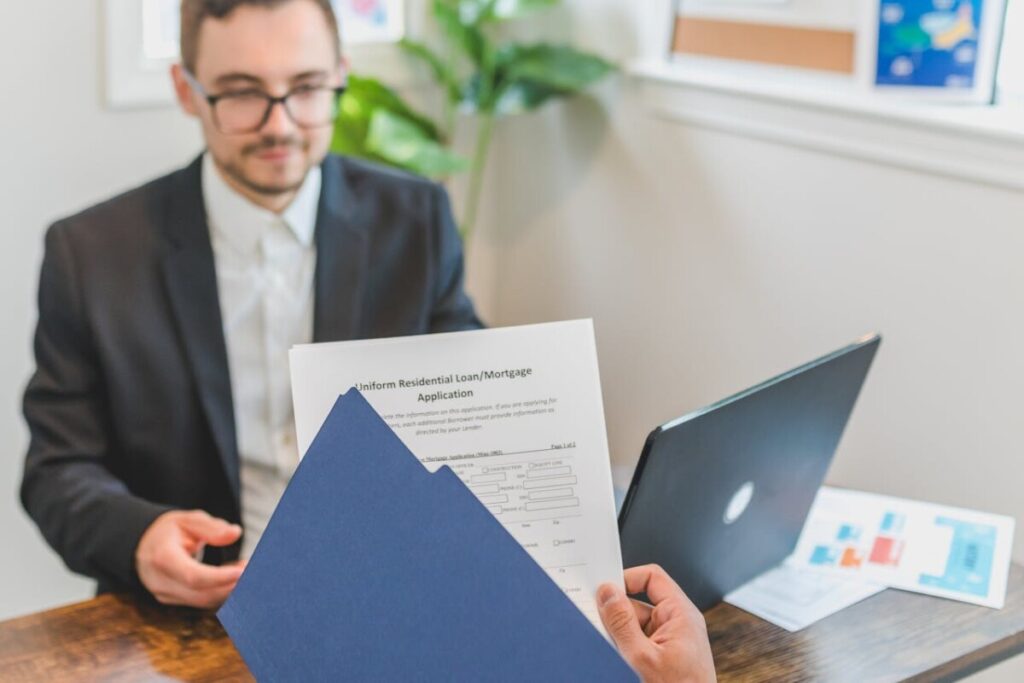 How to Choose the Right Lender When Refinancing a Home Loan